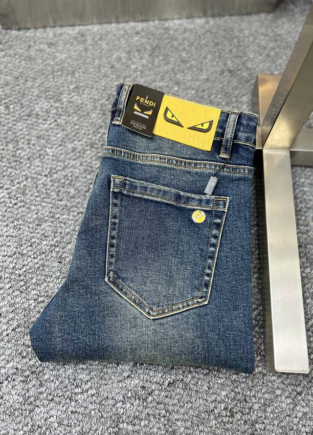 Fend*芬迪 Ss25秋冬新款男士牛仔裤 面料弹性好。独家发售 官网同步 时尚优雅 采用原色酵母水洗工艺 精选进口重磅丹宁牛仔面料 配专柜五金装饰 真皮皮牌
