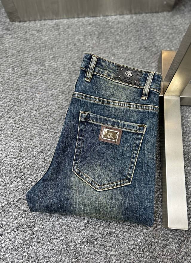 Lp* Ss25秋冬新款男士牛仔裤 面料弹性好。独家发售 官网同步 时尚优雅 采用原色酵母水洗工艺 精选进口重磅丹宁牛仔面料 配专柜五金装饰 真皮皮牌 精致车线