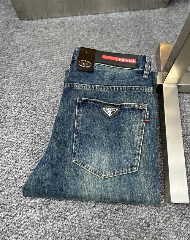 Prad*普拉达 Ss25秋冬新款男士牛仔裤 面料弹性好。独家发售 官网同步 时尚优雅 采用原色酵母水洗工艺 精选进口重磅丹宁牛仔面料 配专柜五金装饰 真皮皮牌