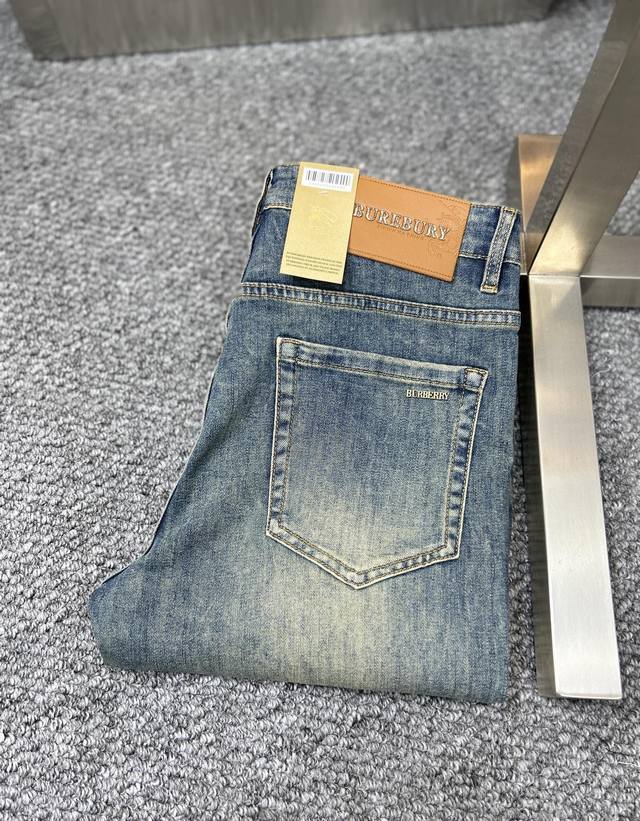 Bbr*巴宝莉 Ss25秋冬新款男士牛仔裤 面料弹性好。独家发售 官网同步 时尚优雅 采用原色酵母水洗工艺 精选进口重磅丹宁牛仔面料 配专柜五金装饰 真皮皮牌