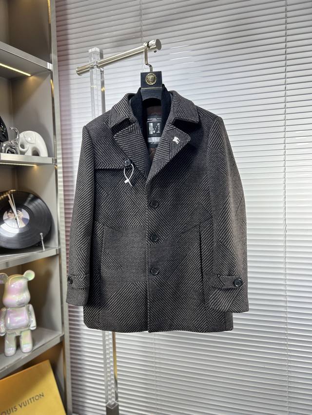 Bbr*巴宝莉 25Ss高端男士必备外套 纯手工呢羊毛大衣 每一件都是纯手工缝制而成 如果羊毛呢料的长款大衣太挑“硬件”和“软件”，那么这一组短大衣就足够包容.