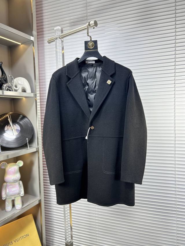 Loew*罗意威 25Ss高端男士必备薄羽绒 可拆 外套 纯手工呢羊毛大衣 每一件都是纯手工缝制而成 如果羊毛呢料的长款大衣太挑“硬件”和“软件”，那么这一组短