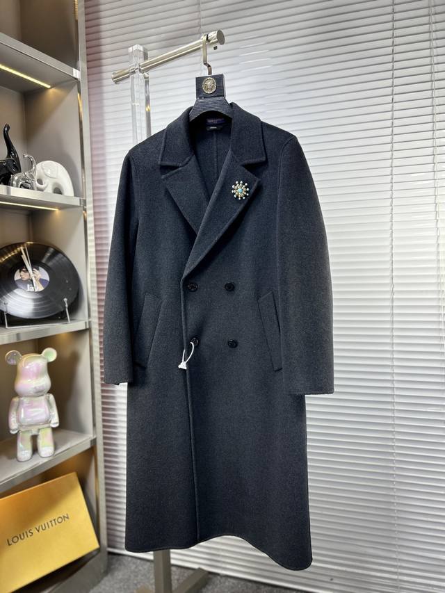 Lv*路易 25Ss高端男士必备外套 纯手工呢羊毛中长款大衣 每一件都是纯手工缝制而成 如果羊毛呢料的长款大衣太挑“硬件”和“软件”，那么这一组短大衣就足够包容