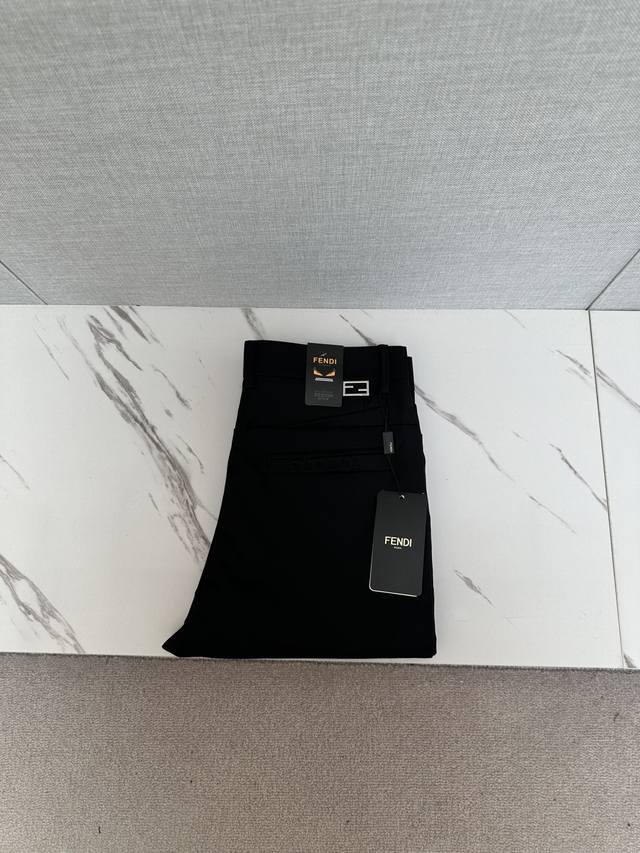 Fd 男士原单西裤 重磅推荐！此款所运用原版专属面料！还是工艺都堪称顶尖，设计Logo五金修饰！立体感极强，视觉极其惊艳震撼，图案由标志性的品牌图案呈现，辨识度