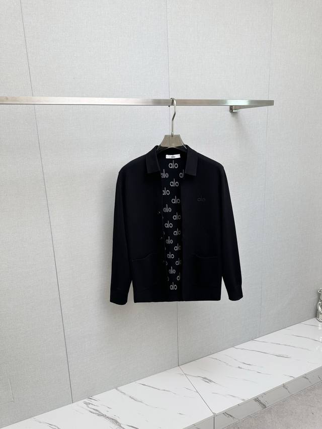 A 开衫毛衣外套 -对色定染羊毛混纺棉纱线，高克重高密度超高品质，毛料柔软细腻亲肤，触感软糯丝滑 -全部对色定染高克重棉纱线，确保无色差 采用四空针织法，紧实而