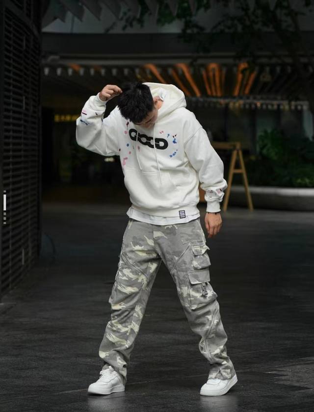 模特图 款号：Q08 Goodbrand-胸前泼墨刺绣彩绘圆领短袖 面料采用280克双股双纱定制条纹做旧纯棉面料，手感舒适柔软，上身舒适透气，领口采用同缸同色罗