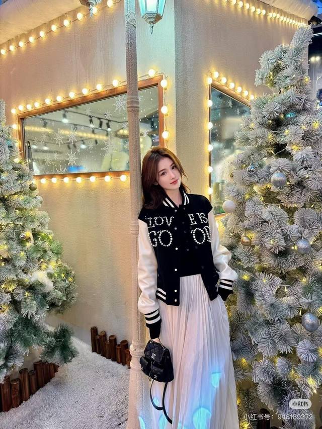 模特图 款号:Q06 Goodbrand新款胸前串珠字母刺绣情侣款休闲棒球服夹克外套 1面料采用毛呢面料，上身舒适有型，前后串珠采用铆钉工艺，拼搭高档皮袖十分精