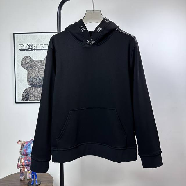 款号：N100 Ck 循环字母连帽卫衣 此次推出了一系列面料上乘兼顾运动与时尚的产品，每一款都有非常独到的地方！这款简单大方的立领拉链运动外套，Ck家年年出年年