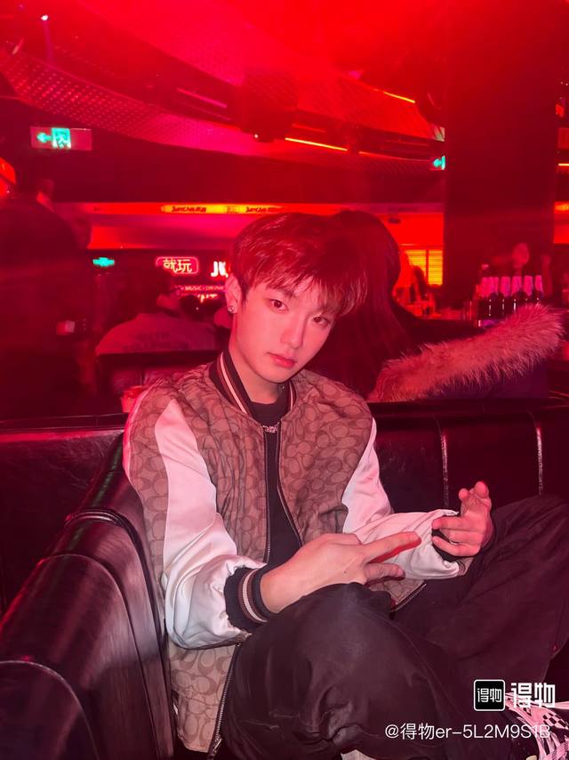 模特图 款号N99 Coach蔻驰拼接满印夹克外套棒球服 面料柔软舒适细腻光滑！自然垂坠的同时不会显得过分柔软！！经典色调非常特别，搭配闺蜜装，很Ok。一面是高