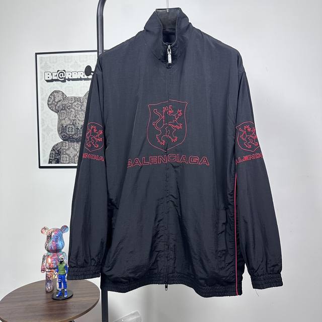 款号：Y08 Balenciaga 巴黎世家新款Lion Club曼联运动冲锋衣外套- 酷盖必备 Balenciaga 曼联刺绣冲锋衣 潮流玩家们，Balenc