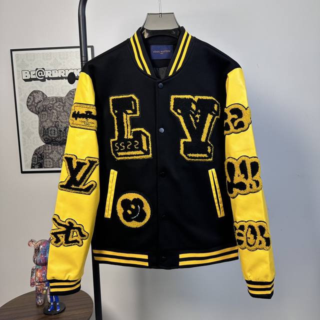 款号:Z33 路易威登Louis Vuitton Lv Fw22秋冬单品 老花拼接皮袖毛巾绣棒球服毛呢夹克外套 原版纽扣开模定制 贴布绣对色对位 最为关键的是它