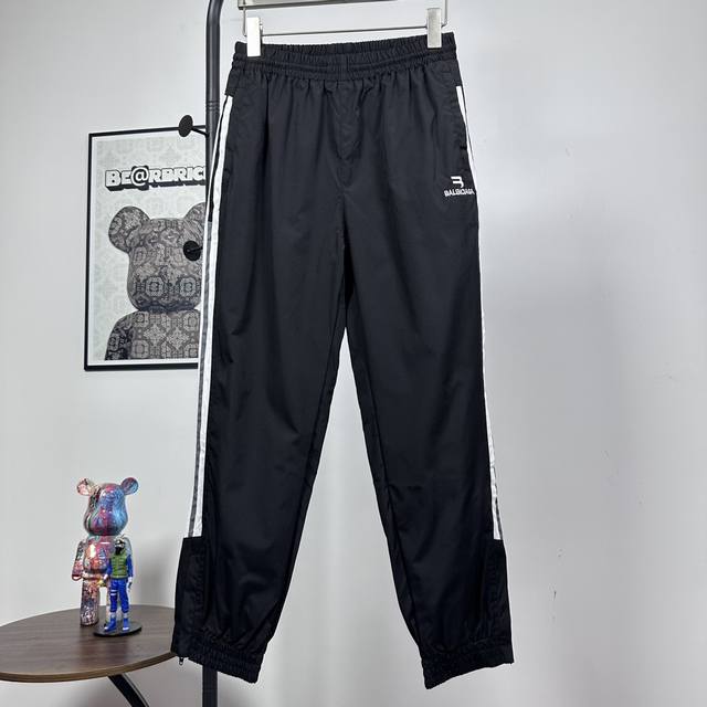 款号：Y03T Balenciaga 巴黎世家 双勾刺绣拼接校服风运动情侣休闲B1283裤束脚长裤-顶级代购版本 Color：黑色。蓝色 Size：M L Xl