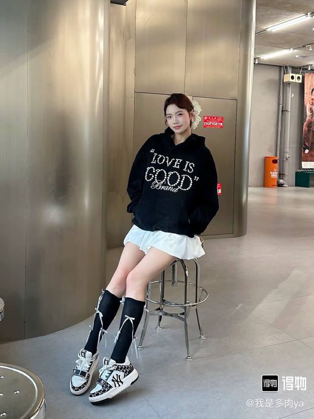 模特图 款号：R07 Goodbrand珍珠打泡珠绣花连帽卫衣 全身几百颗珍珠 重工制作 扫码秒进官网 全部定制原版一致 超多细节所见即所得 认准独家背景 正儿