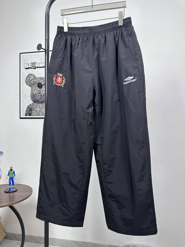 款号K09 Balenciaga 巴黎世家 Blcg 24Ss走秀款曼联联名刺绣巴黎运动风夹克外套裤子套装 刺绣Logo采用进口田岛绣花机 精细绣花无毛边杂线