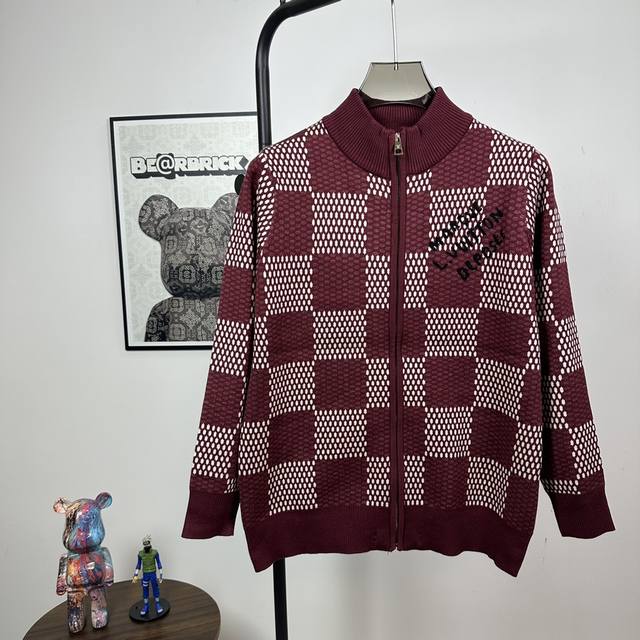 款号：Z25 这款细针织羊毛立领开衫饰有对比鲜明的灰色调 Big Damier 提花，左胸处饰有 Marque 1.Vuitton DéPoséE 标志。这款简