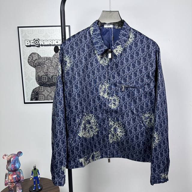 款号：R04 Dior迪奥23Ss新款满印老花拉链夹克外套 周杰伦 小杨哥 车银优等重多明星同款原版正品专柜最热在售款， 顶级水洗牛仔重工印花配备原版五金纽扣拉