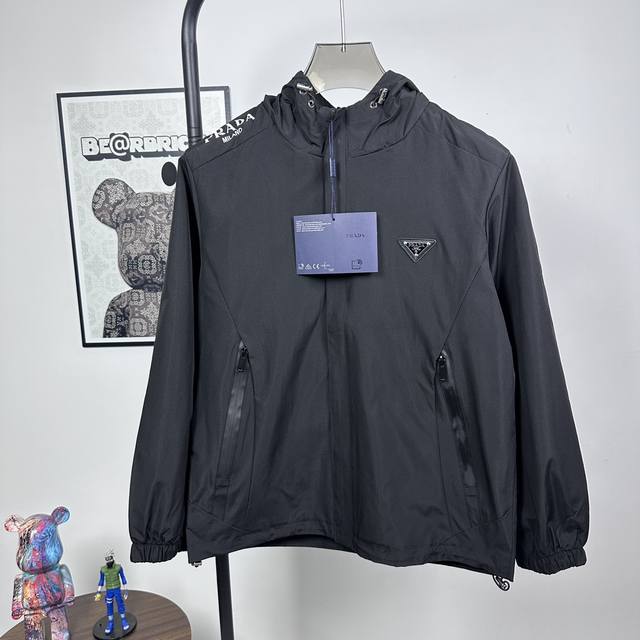 款号:Z22 普拉达 冬季新款冲锋衣，秀场新品品相非常完美，色泽饱满诱人，非常出彩的设计，轻松将时髦感进阶，做工极为考究严谨，走线工整细致！大牌设计师巨作！上身