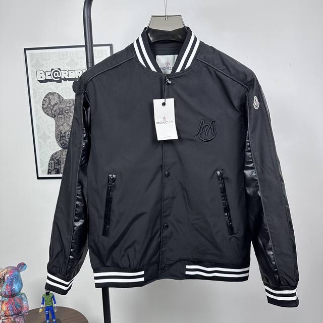 款号：Z21 顶级版本 Moncler蒙口 Fw25新款毛呢拼接皮袖复古情侣棒球服夹克外套 男女同款 黑夜与材质的交响诗 毛呢构筑雕塑感廓形 指尖划过冷冽皮革与