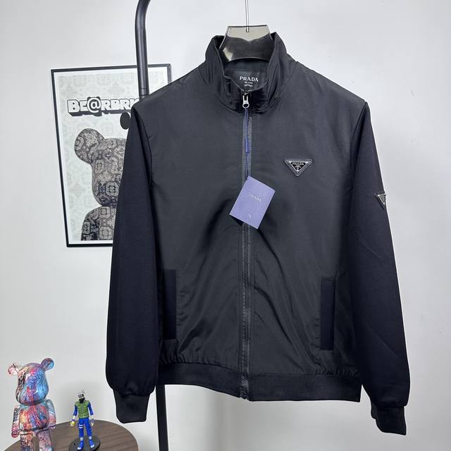 款号：Z20 普拉达早春立领最新时尚春秋夹克外套。经典设计感与颜值爆棚的外套，品质更是无法挑剔品控可以直接入手，不容过错的高端臻品！通过细节图片便可感受到它强悍