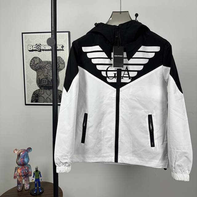 款号Z05 阿玛尼 外套新品 爆款 2025秋冬新款爆款专柜新款休闲时尚夹克 超前卫设计风格 细腻舒适 穿着非常轻便不易起皱。多重重工艺 整体的设计颇具视觉感，