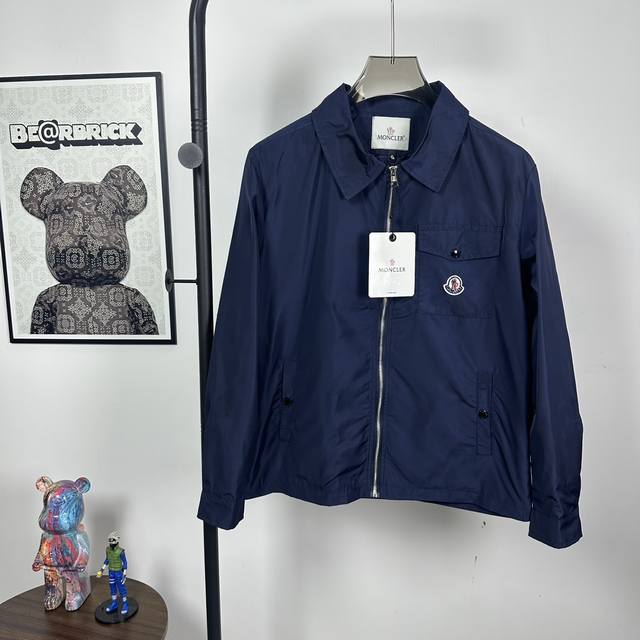 款号：Z01 Moncler 标识拉链衬衫式夹克 定制臻品棉质隐纹华达呢 质感十足 舒适贴肤 邂逅棕调 散发着内敛的温柔 标志性Moncler标识绣标点缀其上