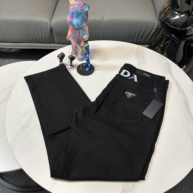 Prada普拉达牛仔裤！最新款原单爆款 开模定制五金标识，非常标签化，修身剪裁 莱卡面料 带弹力 柔软舒适 有型 上身效果无可挑剔，可横扫衣橱任何的上装搭配，商