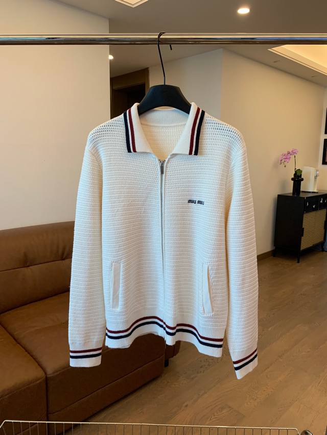 高货版本 Miumiu针织钩花拉链开衫非常有学院千金风，领边袖口都有条纹设计，奶Fufu的颜色真的美翻了，干净又温柔，充满向上的活力！区别市面上普通单薄的，我们