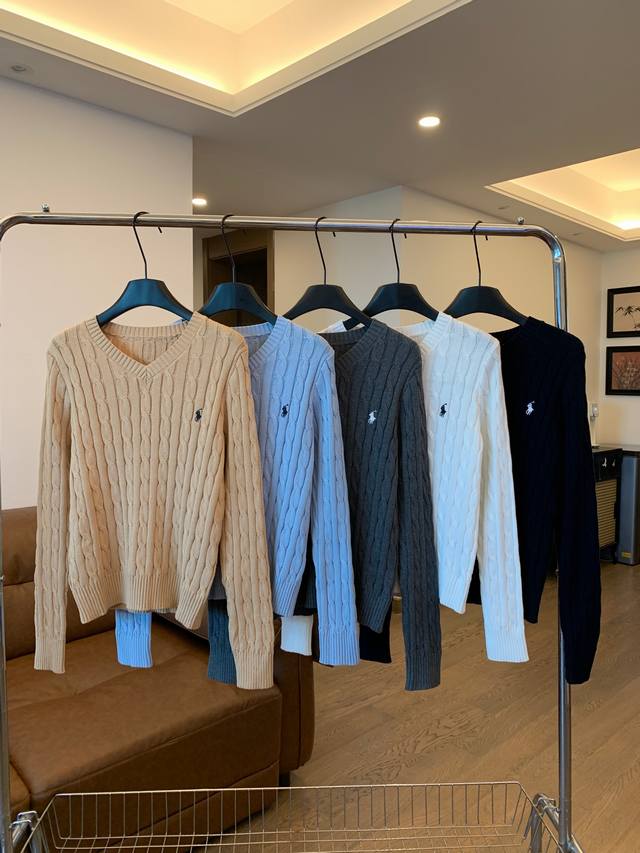 拉夫小马V领套头绞花毛衣，V领总是给人视觉上显得博主更修长，经典的款式，静奢又松弛。 简简单单又很耐穿实穿，是绝对值得的单品，不管单穿，或内搭衬衫，还是搭配在外