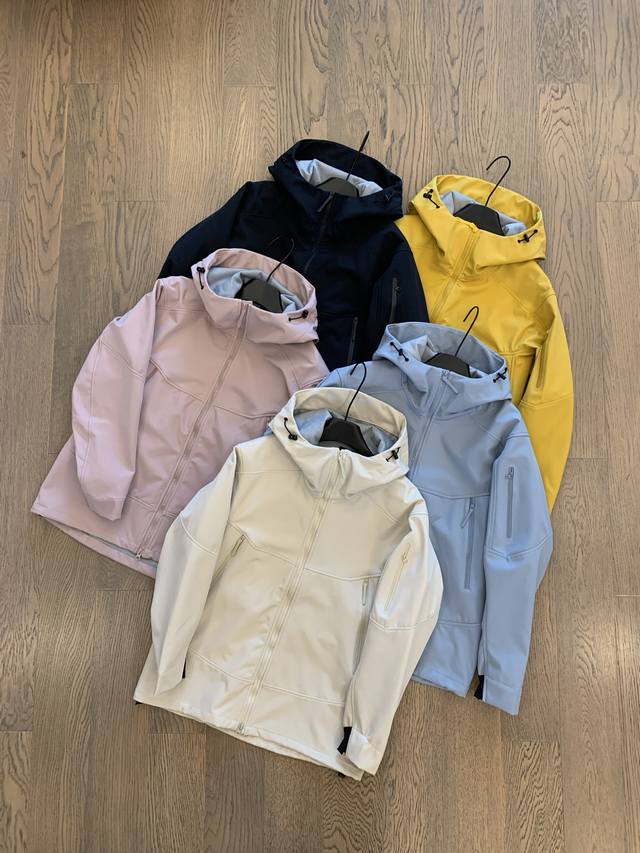 秋款软壳冲锋衣连帽外套，松弛感拉满的户外潮搭神器，男女同款休闲宽松，松弛有型风雨无阻，落肩剪裁+立体版型，告别臃肿，肩线自然下垂，藏肉显瘦，微胖身材也能穿出纸片