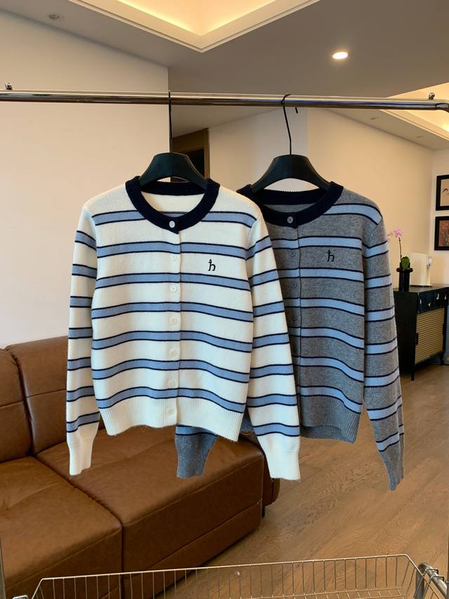 哈吉斯小狗秋款针织开衫外套，细腻的纹理，版型采用略宽松的设计，既不紧身也不过份Oversized，在慵懒和利落之间取得完美平衡。掌握开衫的基础搭配法则，无论是休