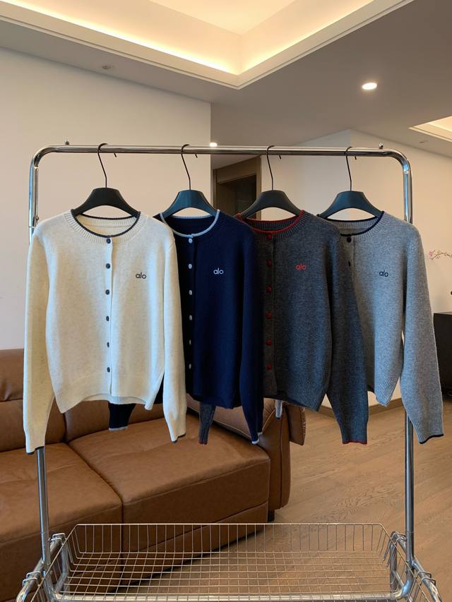 Alo撞色扣子针织开衫，秋天的氛围感就是针织毛衣开衫带来的，胸前刺绣明艳的撞色，和扣子和袖口相呼应。面料柔软又亲肤，90棉的纱线触摸上去像柔软的棉花，宽松版型，