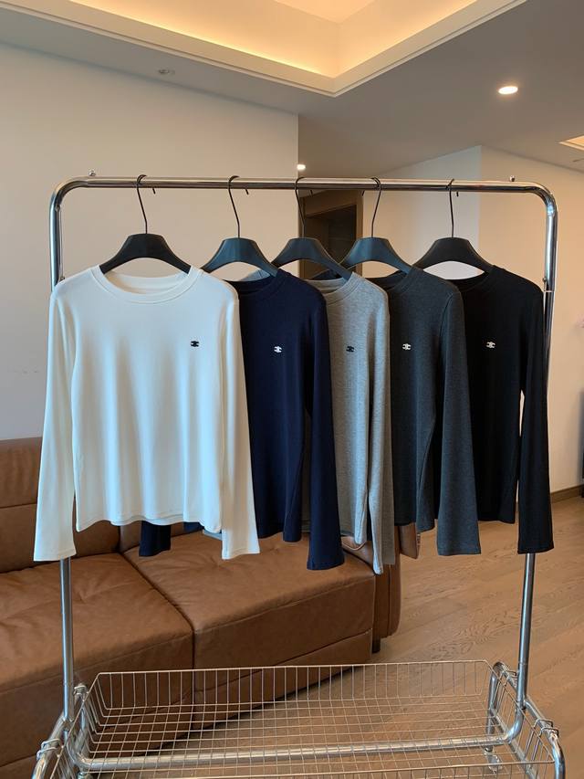 秋款Celin*赛琳凯旋门刺绣小标长袖T恤打底衫，正肩修身版型，100%精梳棉，面料柔软质感好，走线工整做工精致，单穿内搭都是首选，有设计感时髦不单调，五色现货