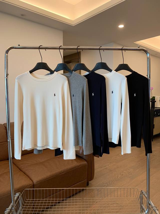 秋季新款小马长袖T恤打底衫，正肩修身版型，100%精梳棉，面料柔软质感好，走线工整做工精致，单穿内搭都是首选，有设计感时髦不单调，三五色现货！ 颜色∶米色 灰色