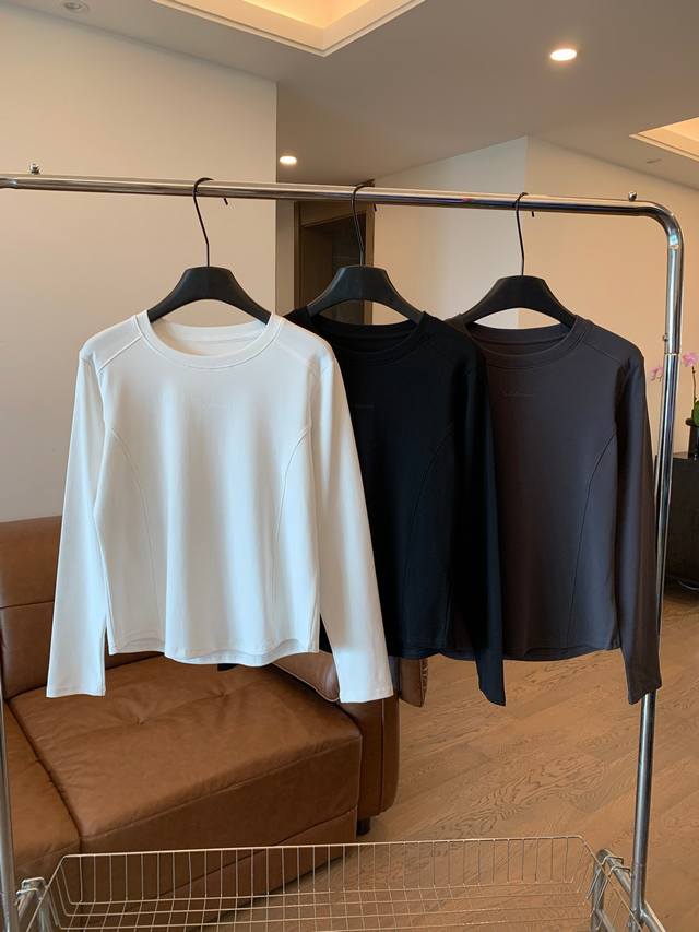 露露Lulu秋款正肩长袖T恤，松弛美学休闲基础小设计百搭T恤，长袖圆领简约风，两侧有内收腰显瘦设计，单穿好看，当做内搭也好搭配，比普通纯棉更耐造，不易皱，不变形