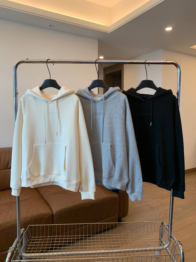 秋冬Lululemon刺绣字母加绒连帽卫衣，把温暖与格调穿在身上 寒冬需要一件“行走的暖炉”，更需要一份毫不费力的时髦。Lululemon刺绣加绒卫衣，将运动品