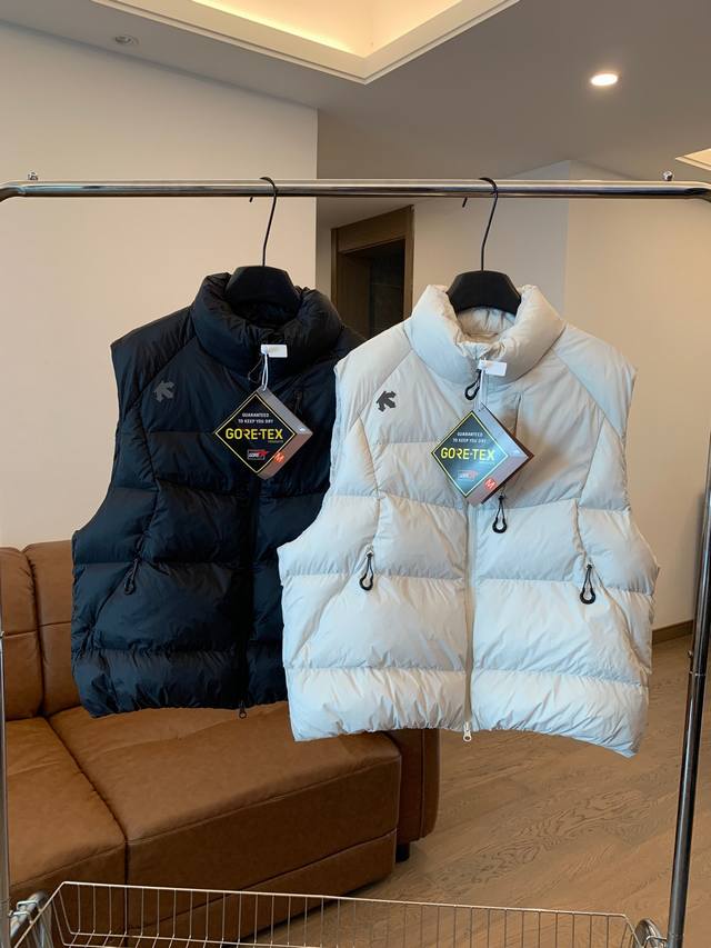 D桑特羽绒马甲，帅气又温暖的运动户外代表品牌，男女同款，裹挟着城市寒风通勤，这件迪桑特羽绒马甲，用 云朵级蓬松力 ，重新定义冬季无袖暖公式！ Goretex黑科