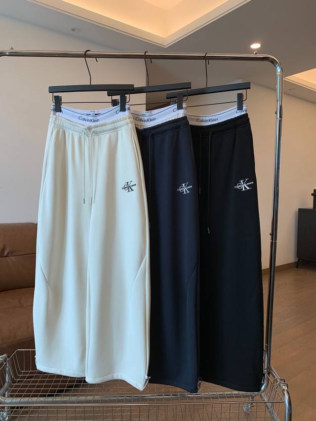 Ck刺绣字母加绒休闲卫裤，Ck家最时髦的高弹力双层腰边设计，搭配口袋旁经典字母刺绣Logo，不动声色的展露时尚，搭配纯色利落剪裁，运动、通勤、约会都能Hold住