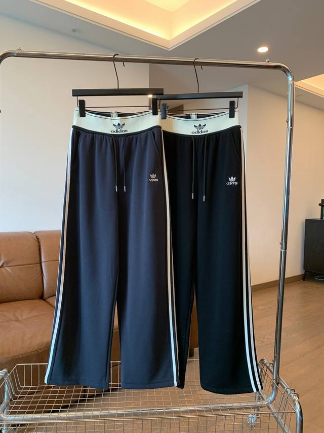 Ad三道杠高腰字母休闲加绒卫裤，这款裤子真的巨显瘦显腿长！谁穿谁好看！ 将经典运动基因和潮流联名搭配注入保暖日常。选用亲肤抓绒内里，轻柔锁温，告别厚重束缚；标志