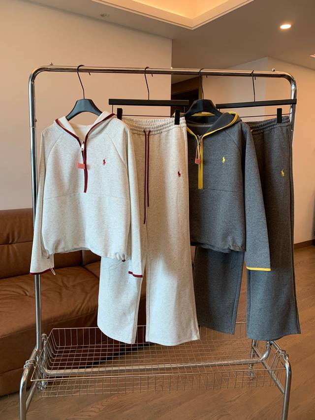 套装 小马半拉链套装，插肩立体剪裁，肩部做捏折处理，上身更显瘦！圆肩溜肩放心穿！半拉链的连帽设计 衬托脸型~门襟做的半拉链设计，方便套头穿脱，可以适当的露出锁骨