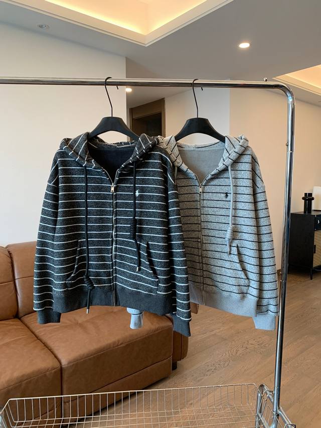 秋冬拉夫Rl小马连帽加绒卫衣外套，条纹是真的好穿，不需要费力搭配就很有韩系穿搭的时尚感，在寒冷的秋冬有了暖绒加持，时尚也变得很简单！ 深灰撞白条纹，与浅灰条纹，