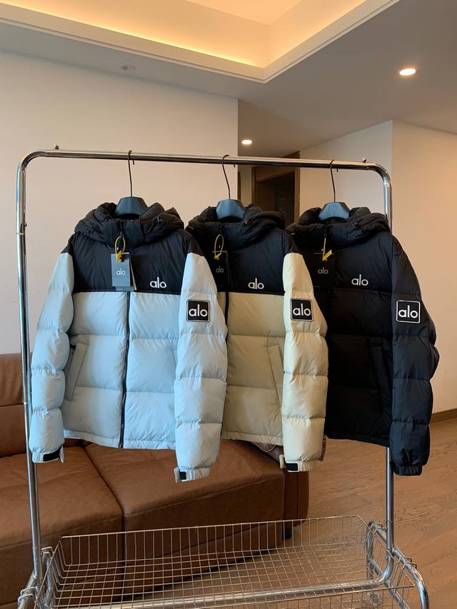 Alo加厚连帽羽绒服，男女同款，锁温黑科技面料织就立体保暖层，如给身体裹上“羽绒气囊”，白鸭绒蓬松又温暖，充绒量提升至400+，-15℃户外轻松应对！实现温度与