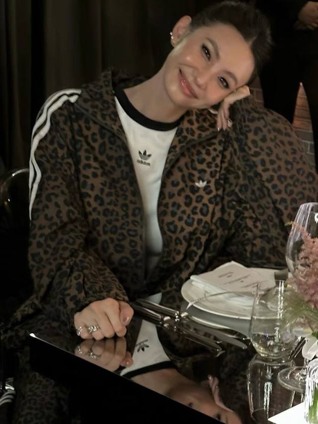 女装 Adidas三叶草新款豹纹刺绣三杠织带加绒外套 烧而不腻的豹纹外套秋冬美拉德穿搭Get 一上身减龄又甜美 乖乖的通勤Look信手拈来 经典三叶草重工绣花L