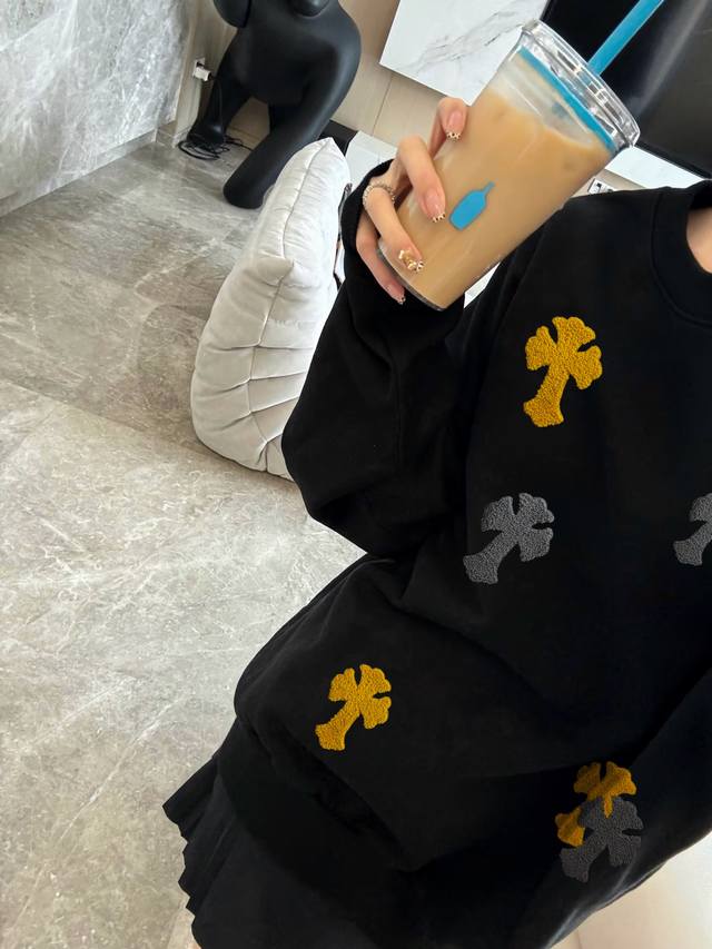 女装 克罗心重工全身十字架毛巾刺绣Logo圆领卫衣 高级感是Ch给的这件真的在我审美上！！ 毛巾刺绣好好看～毛绒绒的超有质感 属于多少有点小心机在身上了 嘎嘎重
