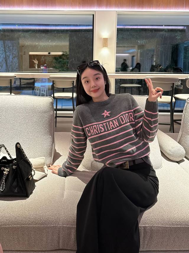 女装 Christian Dior迪奥新款粉色星星条纹高级灰圆领毛衣 啊啊啊挖到人生软糯毛衣！五角星星太可爱了 谁懂这件～随手一拍都是甜美减龄少女 粉色的五角星