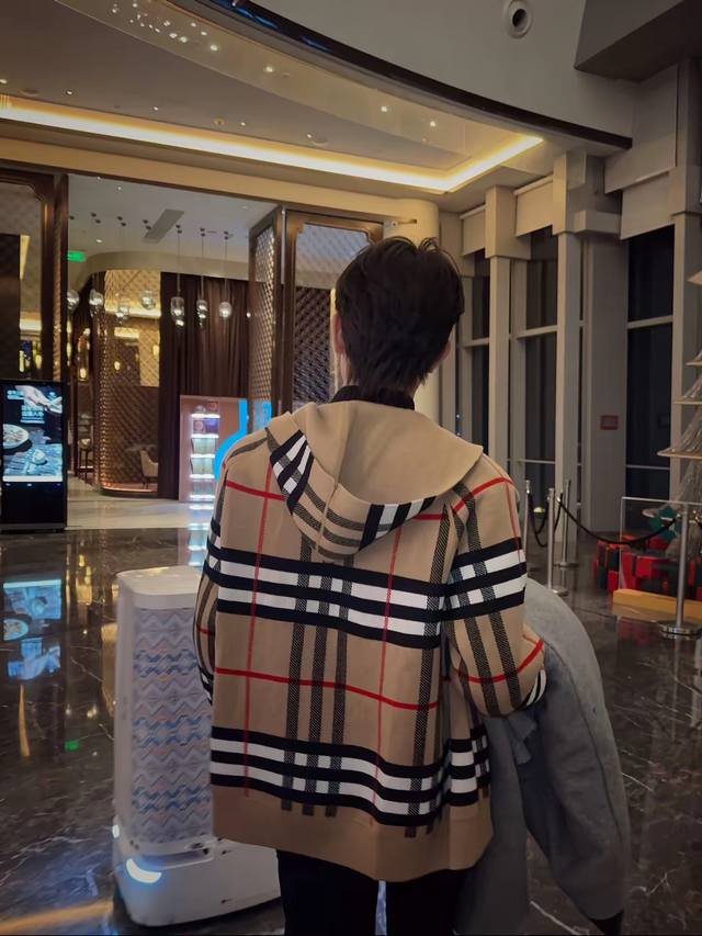 女装 巴宝莉新款格纹连帽拉链毛衣外套 大帽子太有安全感了吧慵懒感十足～ 温温柔柔的随便穿都很洋气 老钱风拉满 Bbr限定格纹真的好看哇 Hin有质感 羊毛混纺面