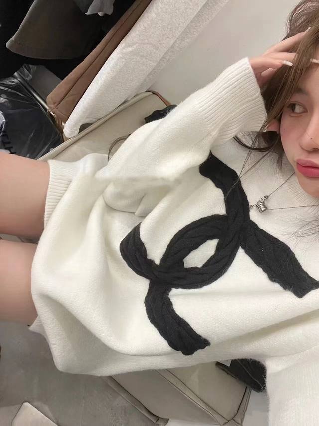 女装 Chanel香奈儿重工编织麻花大Logo圆领加厚毛衣 无法拒绝的奶Fufu的大毛衣爱了 干干净净高级系 慵懒感十足～ 麻花编织大香图案 太有冬天氛围感 想