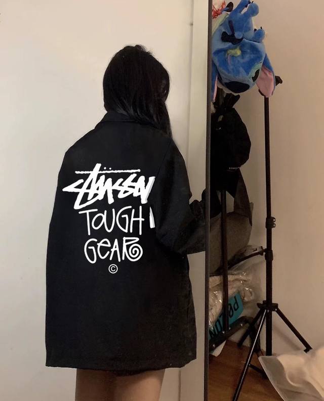 Stussy 斯图西Tough Gear立领教练夹克外套 精选优质梭织加厚面料 匀整光洁 吸湿耐磨不易折 厚实板正上身超赞宽松版型结合立体裁剪工艺 留有充裕活动