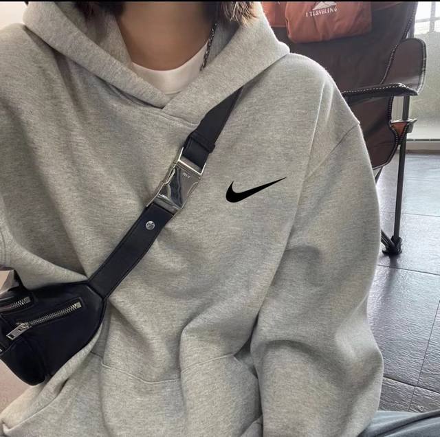 Nike 耐克Be个性笑脸春秋季连帽卫衣 本款采用新疆华棉面料，不起球不褪色不变形，质量超级好，柔软的让你爱不释手，布料挺实，绝对厚实，打底单穿都是百搭，绝绝子