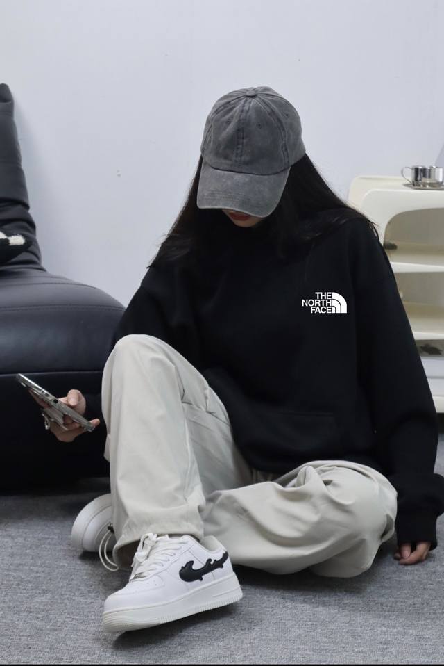 The North Face 北面极限越野探险春秋季连帽卫衣 本款采用新疆华棉面料，不起球不褪色不变形，质量超级好，柔软的让你爱不释手，布料挺实，绝对厚实，打底