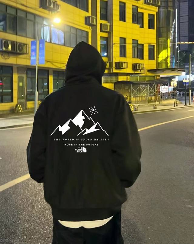 The North Face 北面极限运动新主题春秋季连帽卫衣 本款采用新疆华棉面料，不起球不褪色不变形，质量超级好，柔软的让你爱不释手，布料挺实，绝对厚实，打